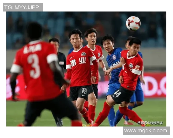 广州足球队实力之争引发热议球迷观点碰撞激烈讨论